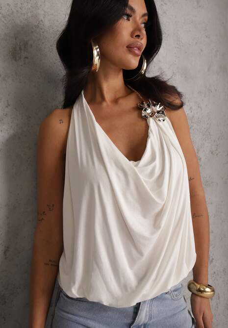 Biały Marszczony Top Halter z Łańcuszkiem i Kwiatem Przy Dekolcie Idivanna 5