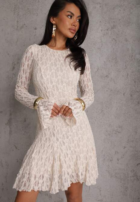 Beżowa Sukienka z Koronki Ozdobiona Rozkloszowanymi Rękawami Cinalata