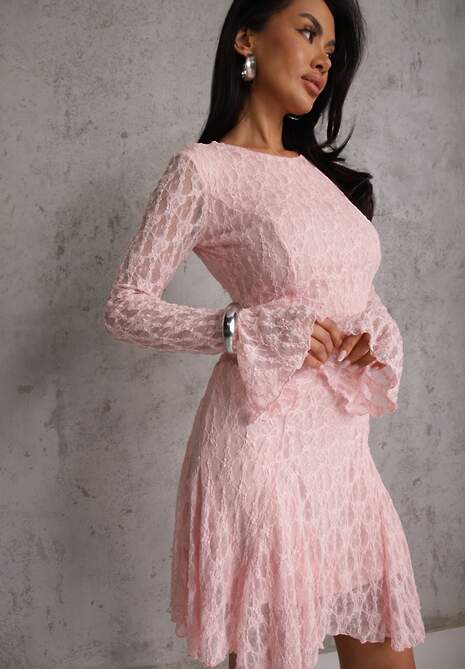Różowa Sukienka z Koronki Ozdobiona Rozkloszowanymi Rękawami Cinalata 4