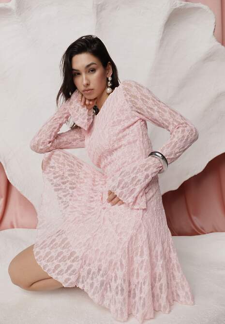 Różowa Sukienka z Koronki Ozdobiona Rozkloszowanymi Rękawami Cinalata