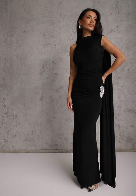 Czarna Wieczorowa Sukienka Marszczona z Wszytym Szalem i Biżuteryjną Broszką Cezalia