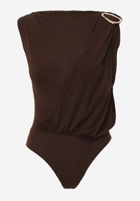 Brązowe Body z Dekoltem Łódka Zdobione Marszczeniem i Aplikacją na Ramieniu Havrina 6
