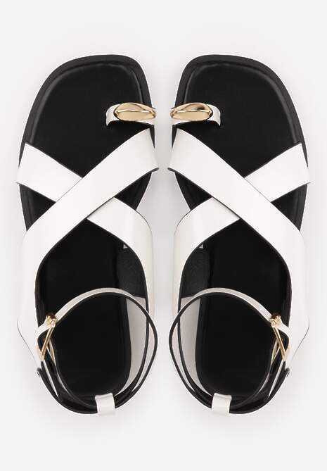 Białe Sandały w Stylu Japonek Ozdobione Metaliczną Aplikacją Carover 6