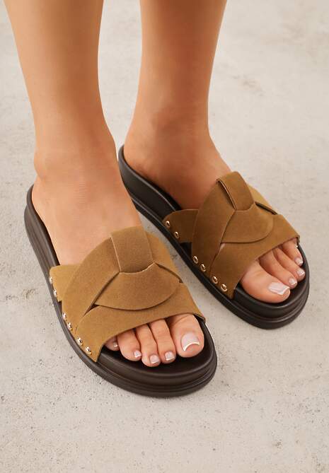 Brązowe Klapki z Przekładanymi Paskami i Ozdobnymi Nitami Talysha