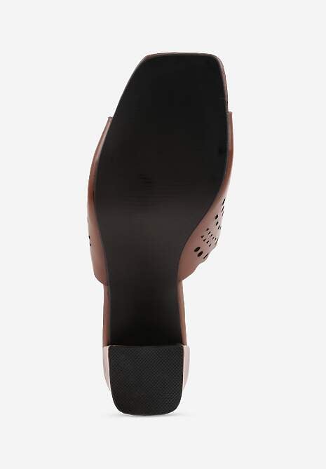Brązowe Ażurowe Klapki na Słupkowym Obcasie z Kwadratowym Noskiem Lumetia 7