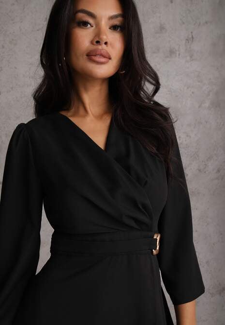 Czarna Elegancka Sukienka o Kopertowym Kroju Zdobiona Aplikacją w Talii Zilendra 5