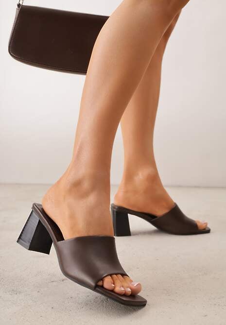 Brązowe Eleganckie Klapki na Słupku z Otwartym Noskiem Kwadratowym Hippeis