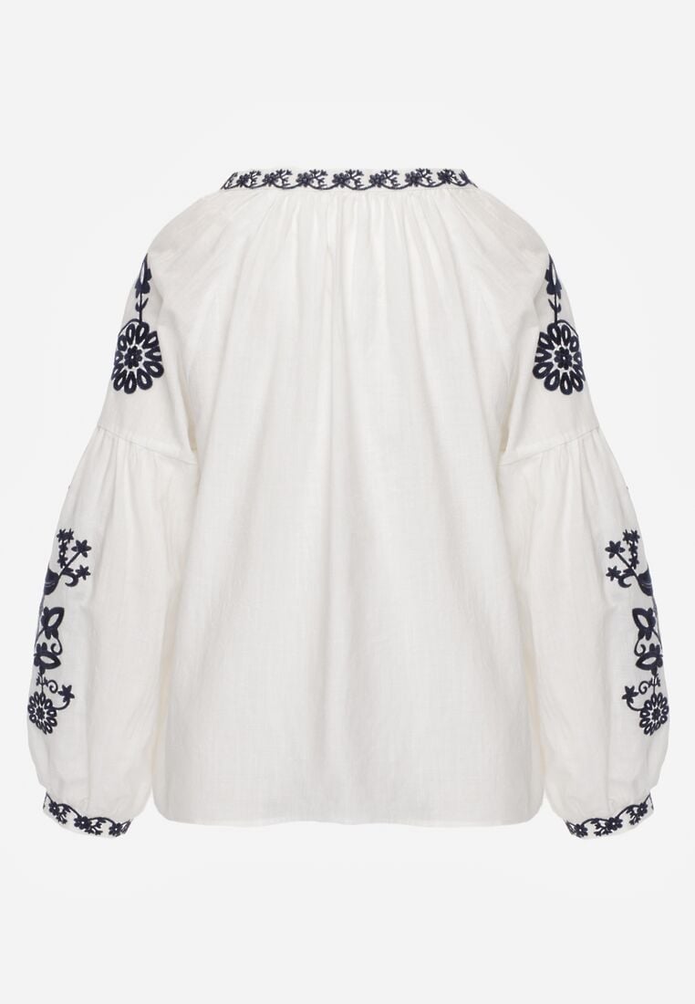 Biała Rustykalna Bluzka z Bawełny Zdobiona Haftem i Sznurkiem z Chwostami Marytea 7