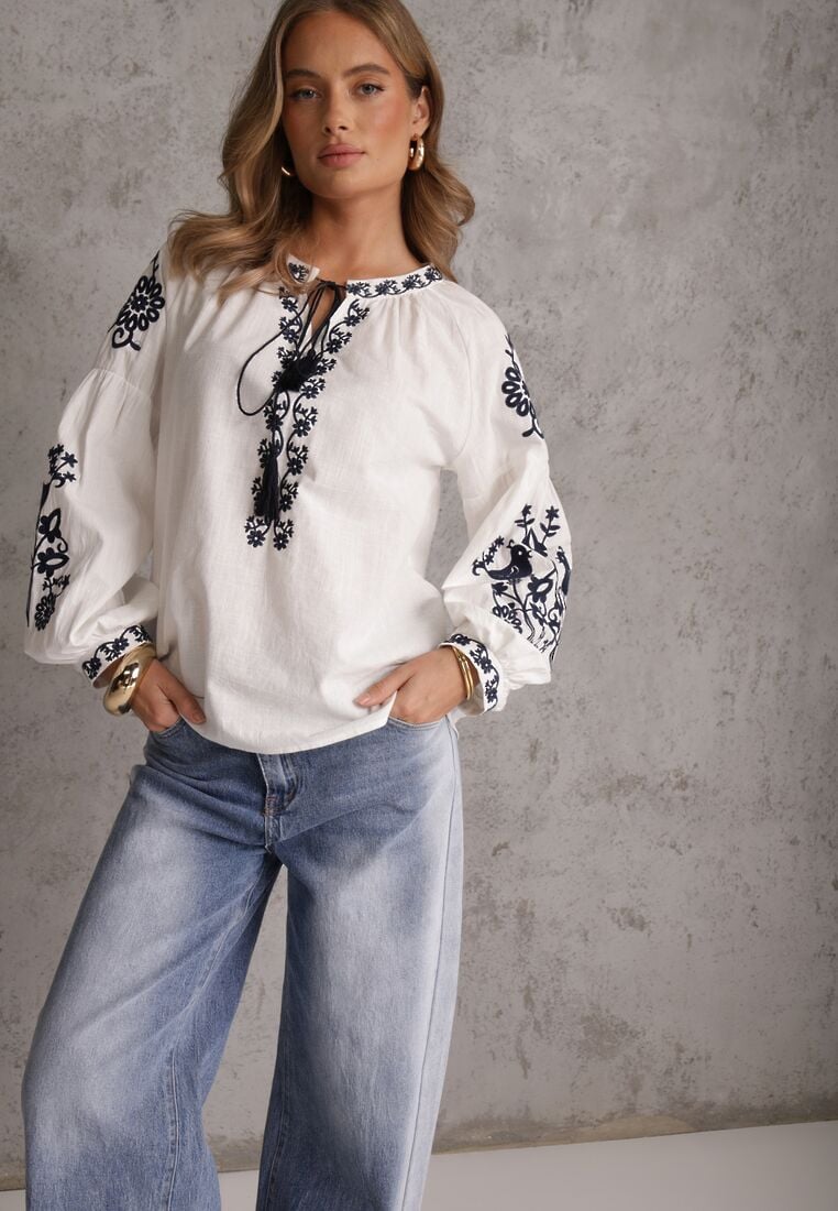 Biała Rustykalna Bluzka z Bawełny Zdobiona Haftem i Sznurkiem z Chwostami Marytea