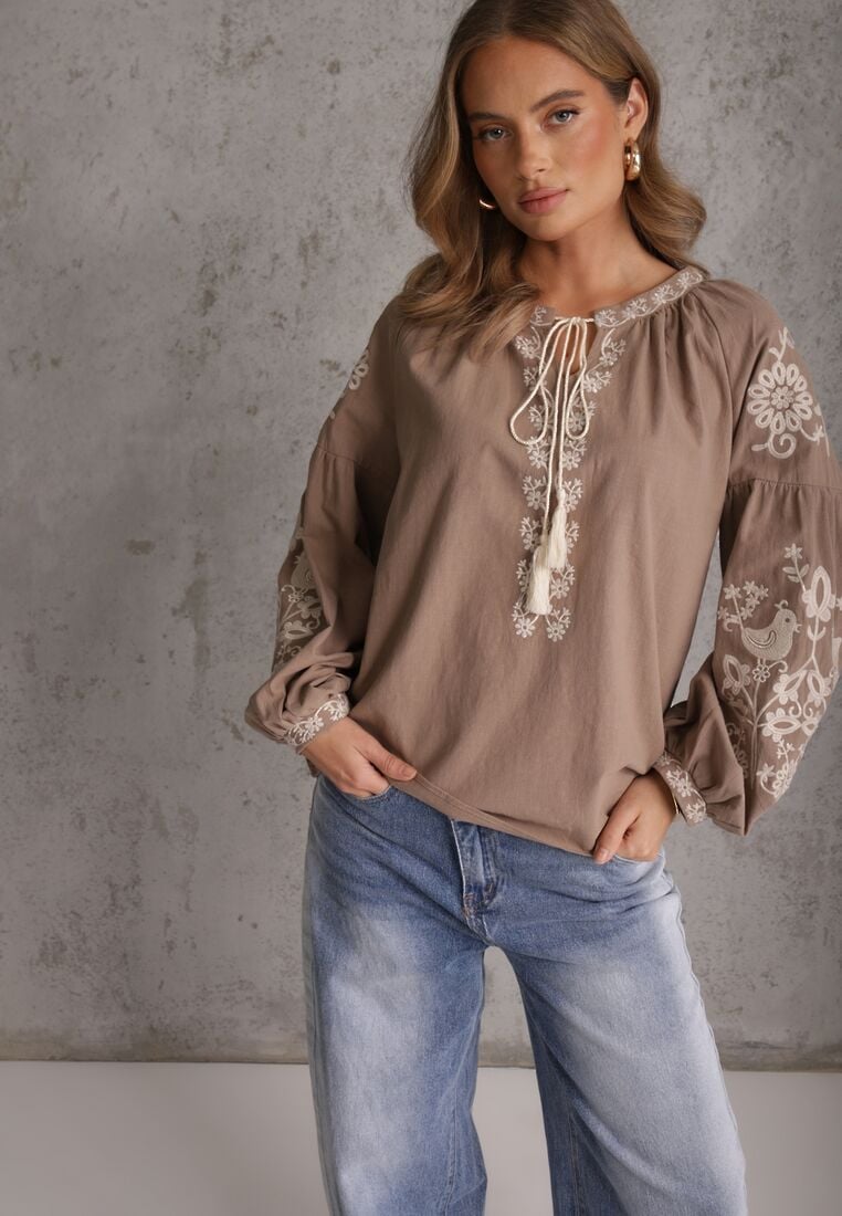 Beżowa Rustykalna Bluzka z Bawełny Zdobiona Haftem i Sznurkiem z Chwostami Marytea 4
