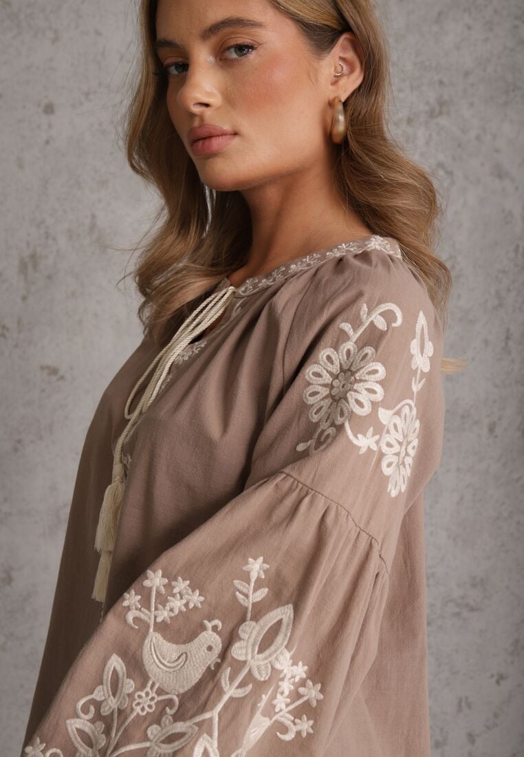 Beżowa Rustykalna Bluzka z Bawełny Zdobiona Haftem i Sznurkiem z Chwostami Marytea 5