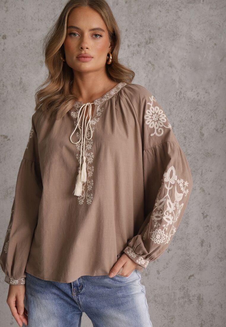 Beżowa Rustykalna Bluzka z Bawełny Zdobiona Haftem i Sznurkiem z Chwostami Marytea