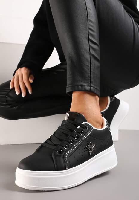 Czarne Sneakersy z Ekoskóry na Platformie z Błyszczącymi Detalami i Zawieszką Anarmonia
