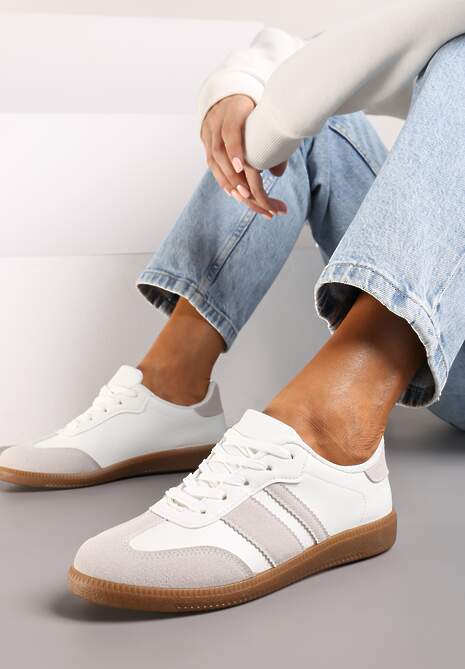 Biało-Szare Płaskie Sneakersy z Geometrycznym Zdobieniem Evithea