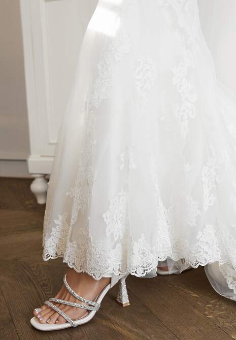 Białe Cyrkoniowe Sandały Vices na Stożkowym Obcasie Galitiela