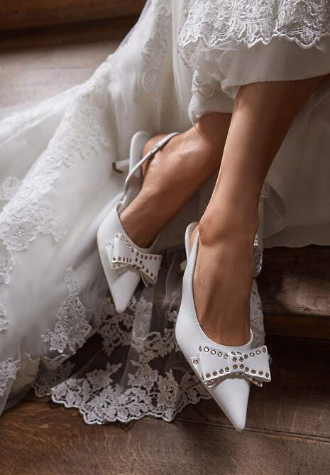 Białe Czółenka Sandały Vices na Kaczuszce Slingback z Kokardą i Nitami Fennadia