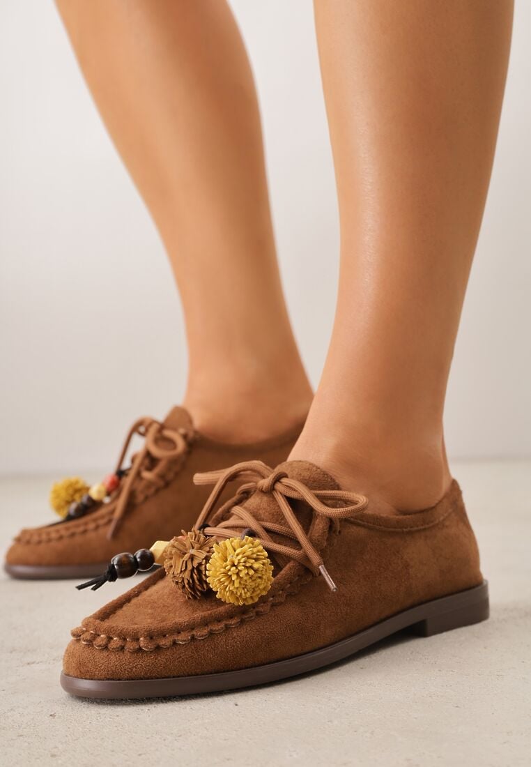 Brązowe Mokasyny VICES ze Skórzaną Wkładką i Pomponami Loraerin