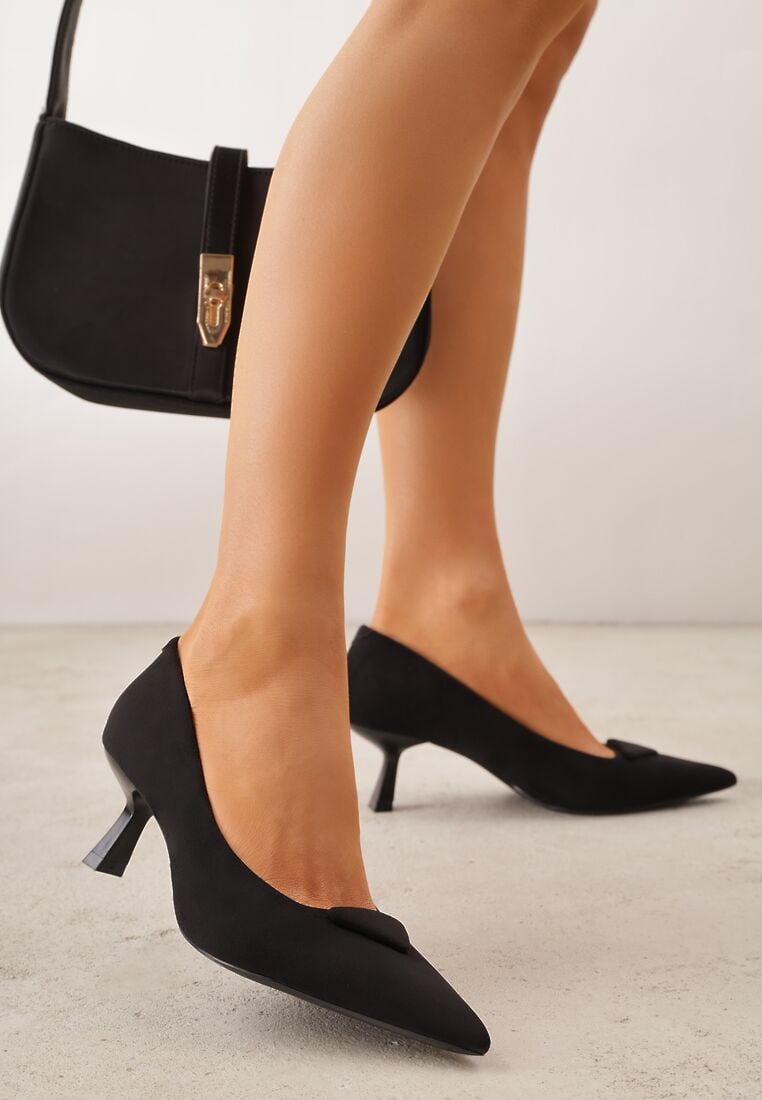 Czarne Czółenka VICES na Obcasie Kaczuszka z Aplikacją w Kształcie Trójkąta Ilereisis