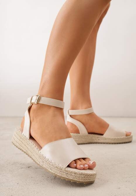 Beżowe Sandały VICES na Plecionej Platformie z Zapięciem na Pasek z Klamrą Evimoni