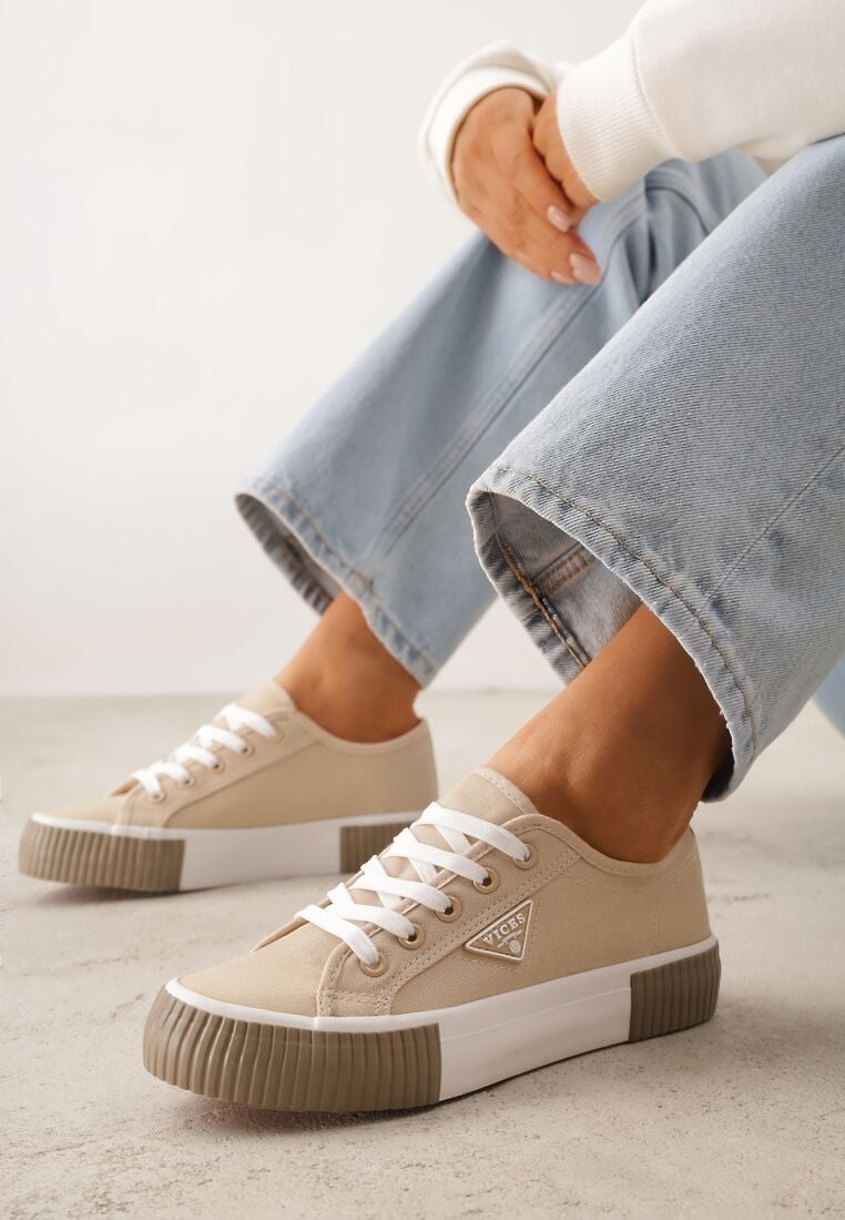 Beżowe Trampki VICES na Żłobionej Platformie Zdobione Trójkątną Aplikacją Lorerina