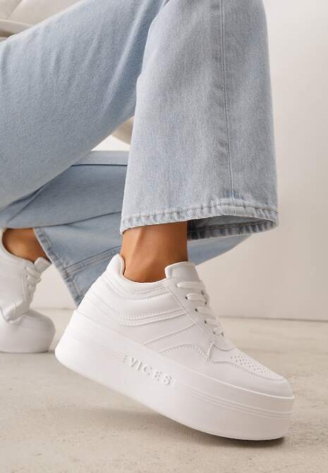 Białe Sneakersy VICES na Platformie Ozdobione Perforacją i Napisem Ceznella