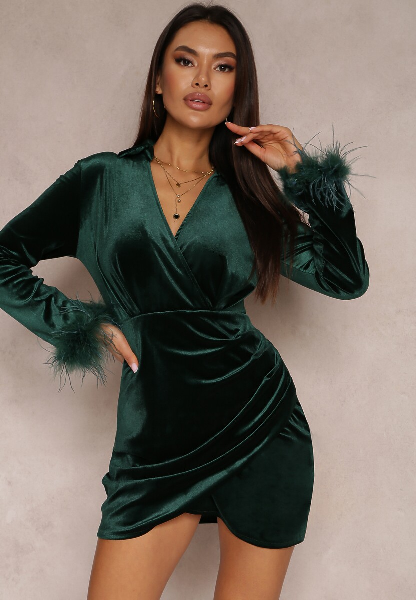 Zielona Sukienka Kopertowa Welurowa z Piórkami przy Rękawach Meve