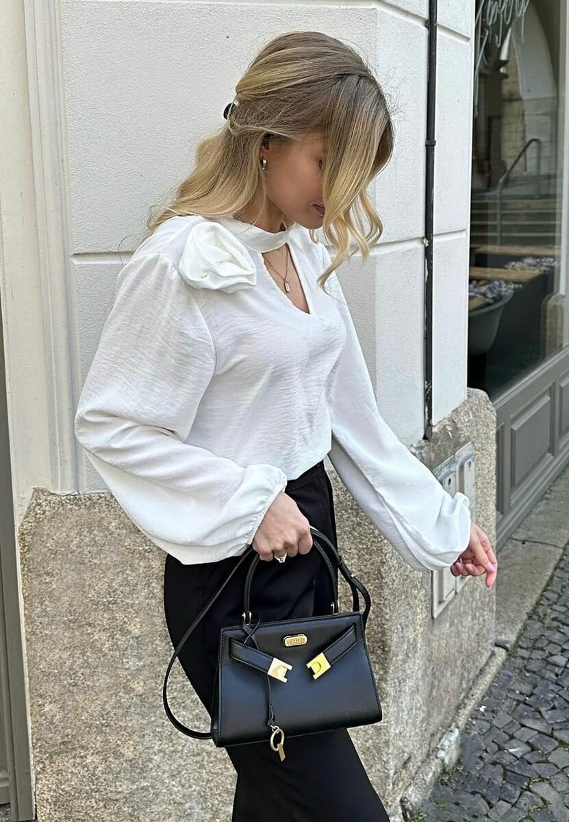 Bluză Albă cu Floare Ornamentală Tolna 1