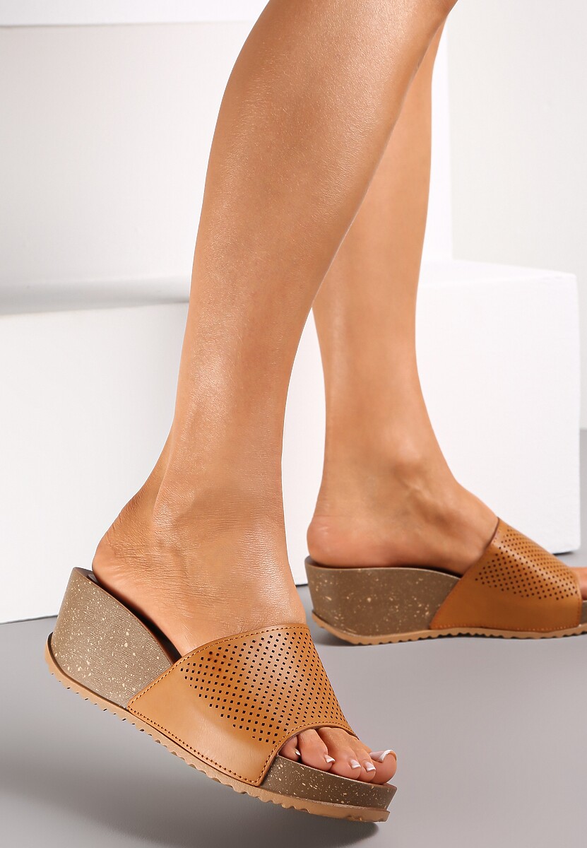 Brązowe Klapki na Koturnie z Szerokim Paskiem i Okrągłym Noskiem Rynn 2