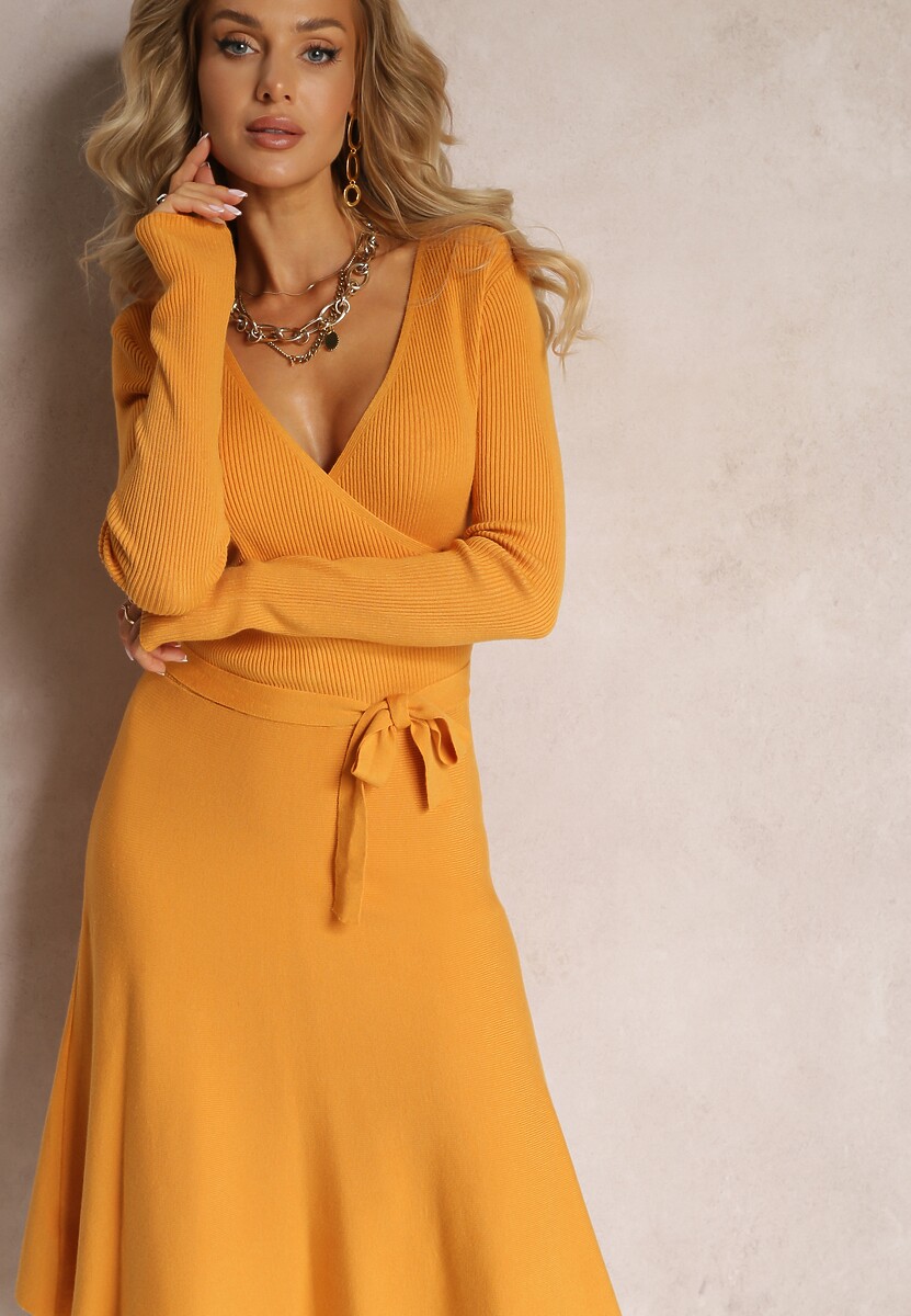 Żółta Rozkloszowana Sukienka Sweterkowa z Kopertowym Dekoltem Fiorrtte