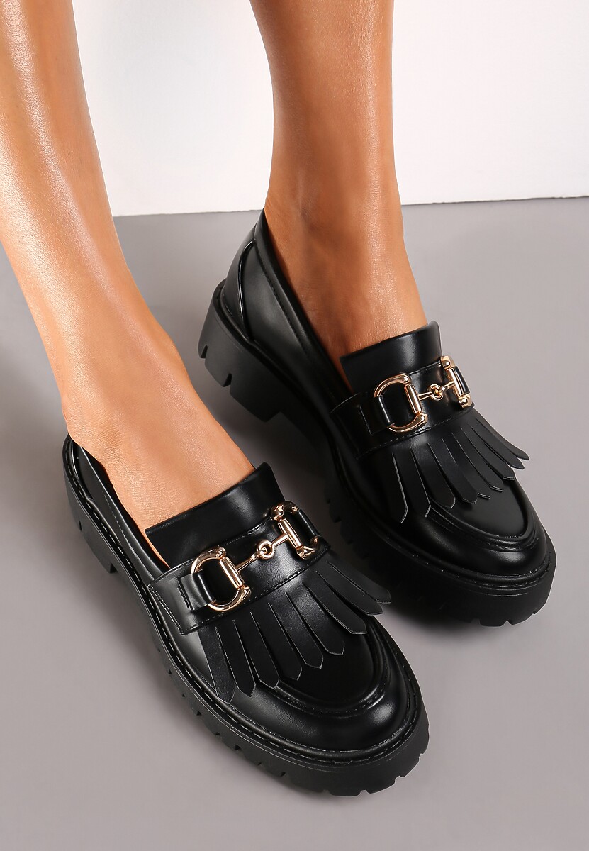 Czarne Wsuwane Mokasyny na Płaskiej Grubej Podeszwie z Frędzlami i Metalową Wstawką Lujana 2