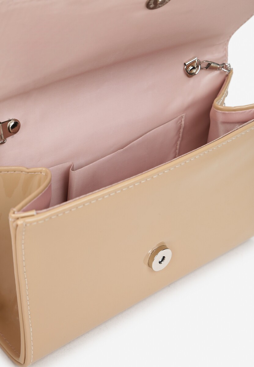 Beżowa Lakierowana Torebka o Fasonie Kopertówki z Łańcuszkiem Kevista 3