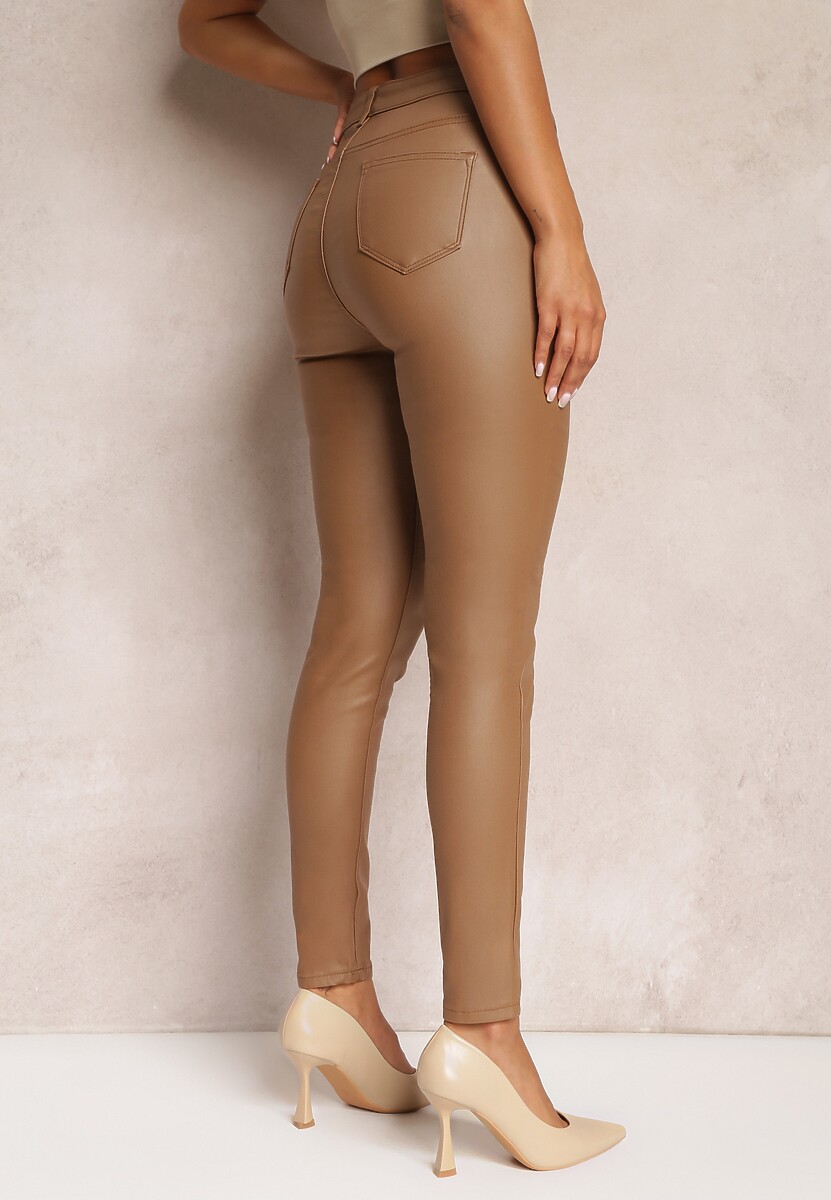Jasnobrązowe Modelujące Spodnie z Ekoskóry o Fasonie Skinny Caetana 3