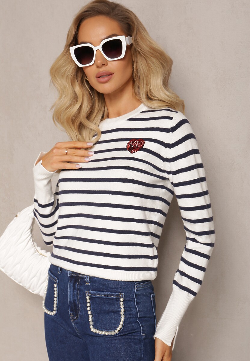 Biały Klasyczny Sweter Ozdobiony Serduszkiem z Cekinów w Paski Fivta 2