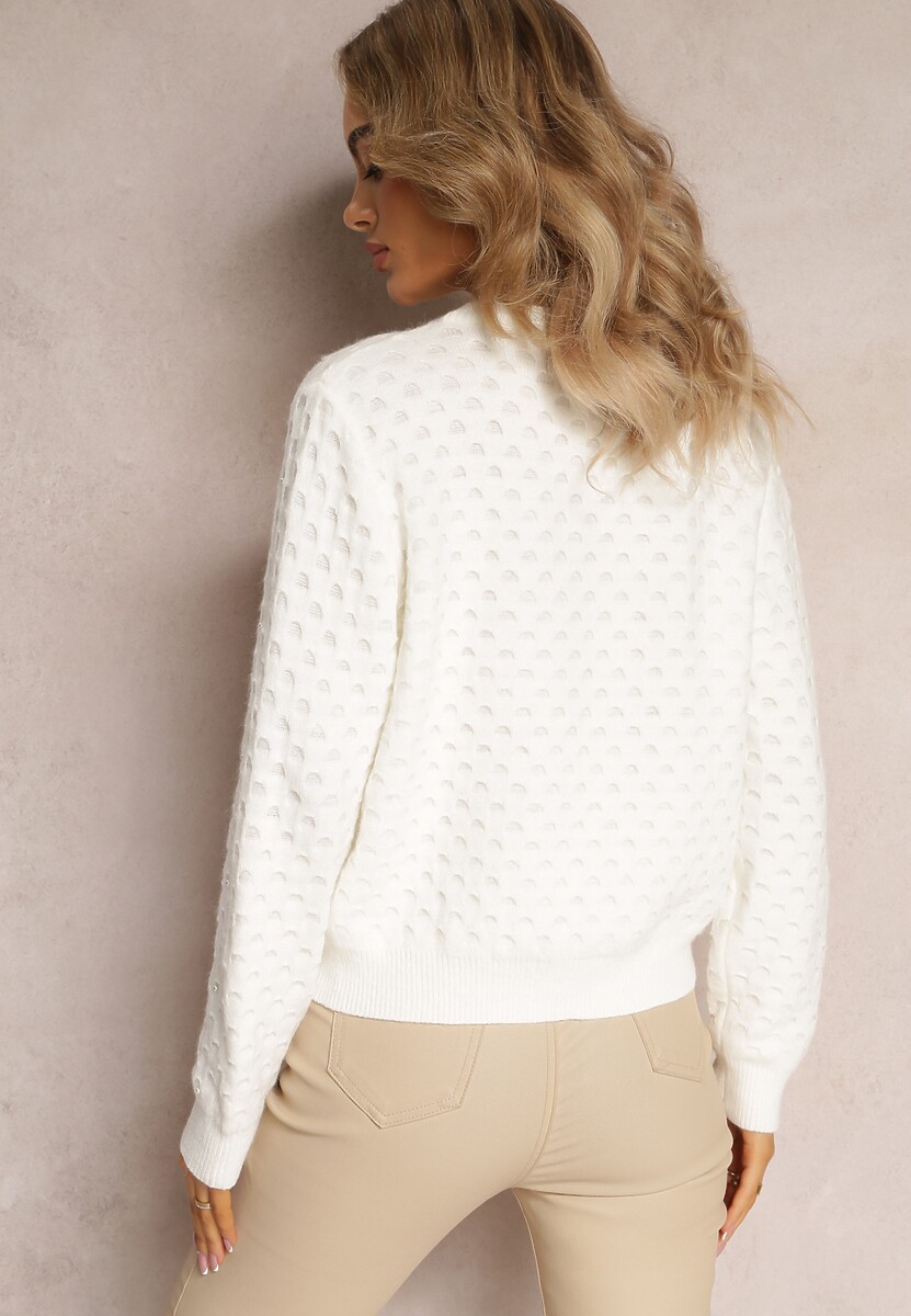 Biały Sweter Ozdobiony Perełkami i Drobnym Tłoczeniem Lelloa 3