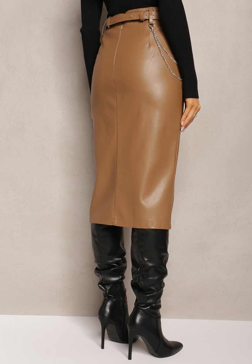 Ciemnobeżowa Dopasowana Spódnica Midi z Imitacji Skóry i Łańcuszkiem Imaxa 3