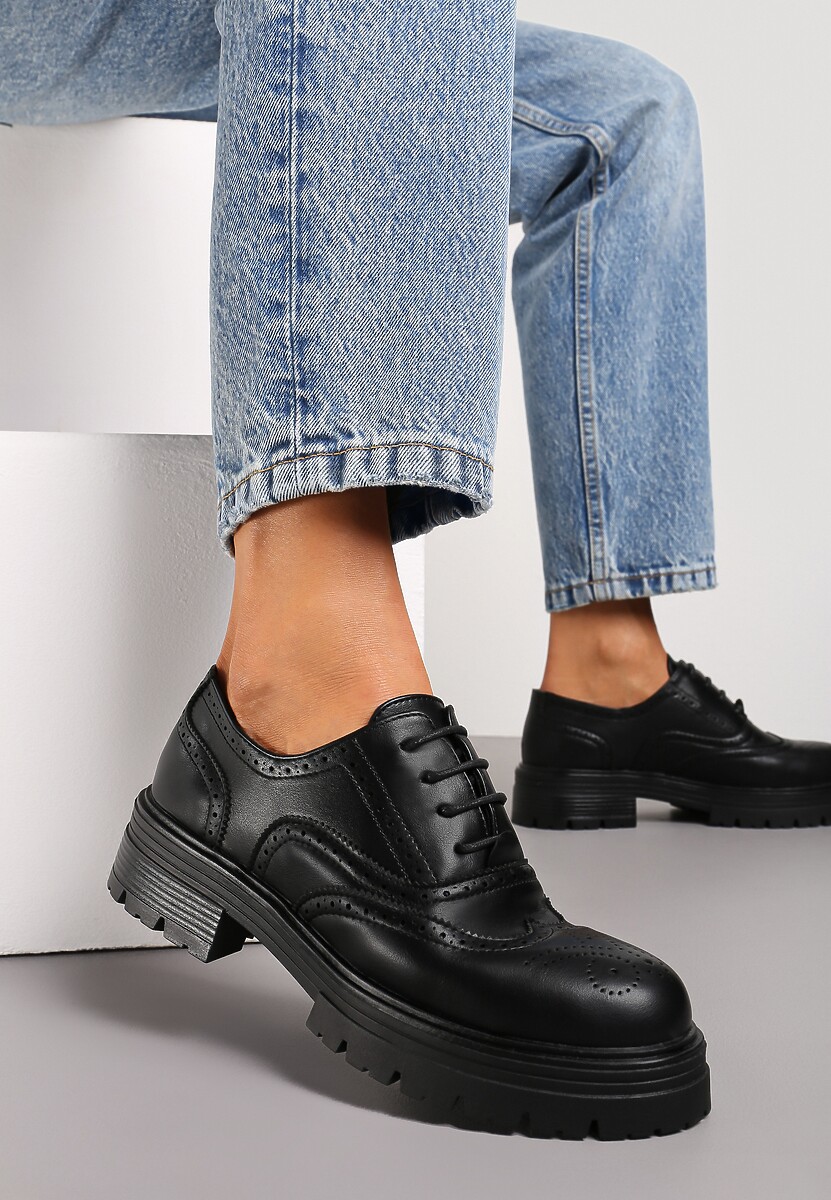 Pantofi negri cu talpă groasă și perforații Obasia 1