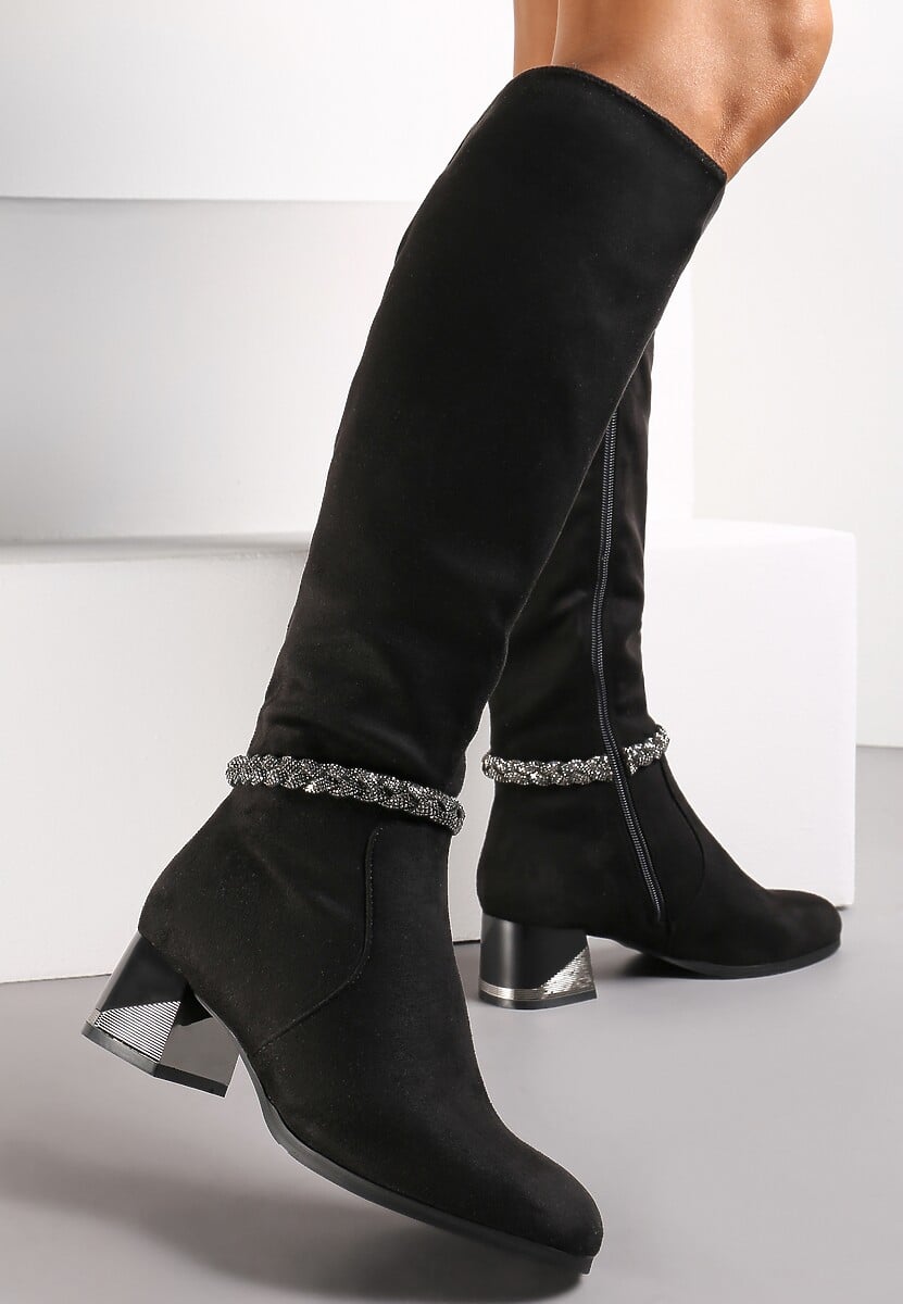 Czarne Kozaki z Imitacji Zamszu z Paskiem z Cyrkonii i Metalicznym Słupkiem Grettamia 1