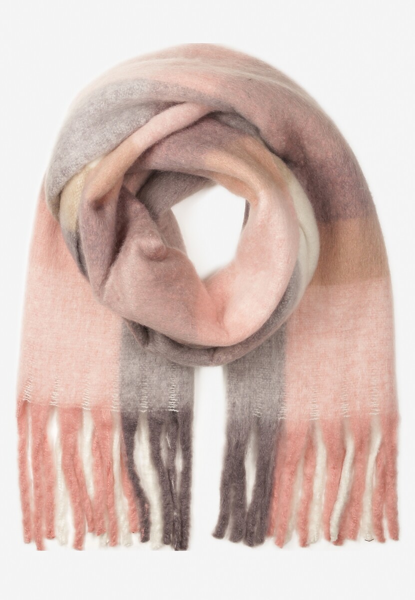 Jasnoróżowy Dzianinowy Szalik Ozdobiony Klasyczną Kratą i Frędzlami Soleria 1