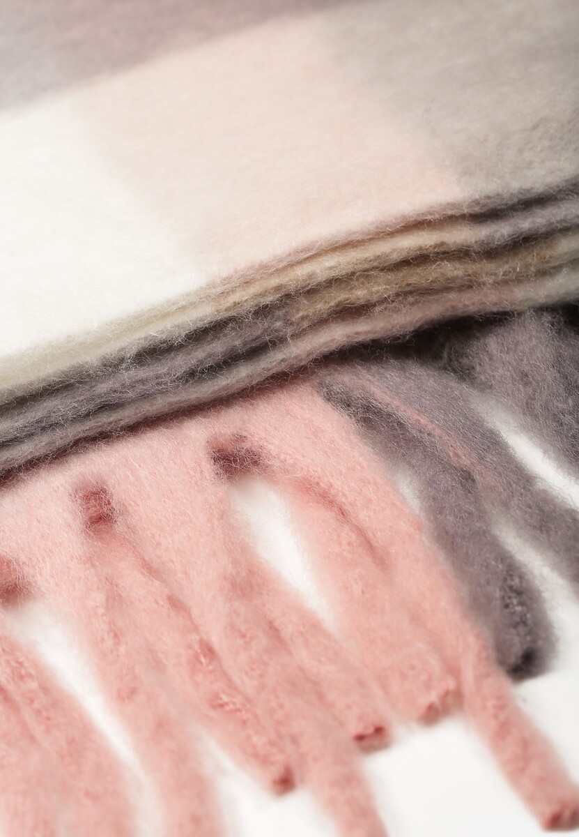 Jasnoróżowy Dzianinowy Szalik Ozdobiony Klasyczną Kratą i Frędzlami Soleria 2