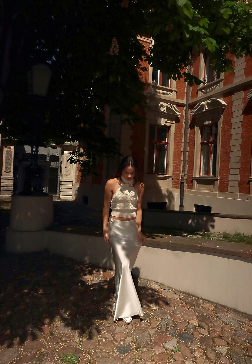 Fustă maxi satinată bej deschis cu talie înaltă Formia 2