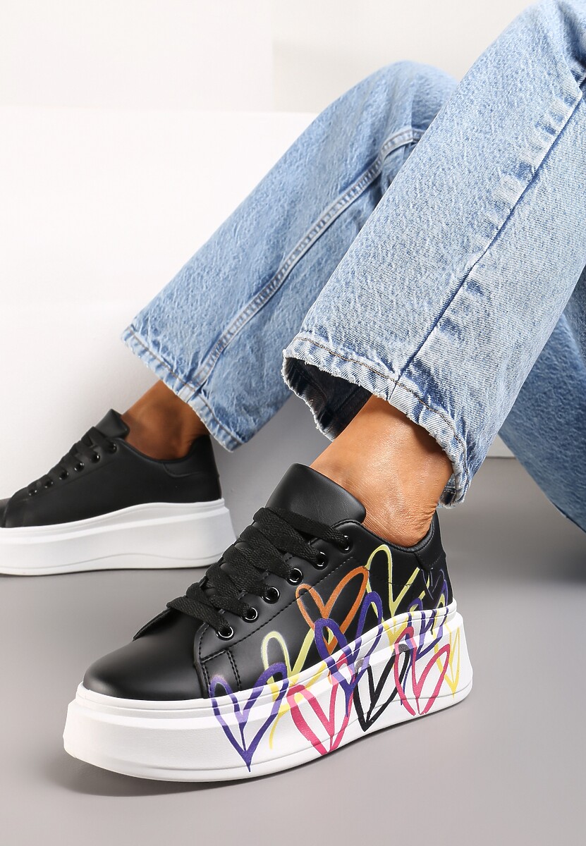 Czarne Sneakersy z Nadrukiem w Serca na Grubej Podeszwie Kirnalsa 1