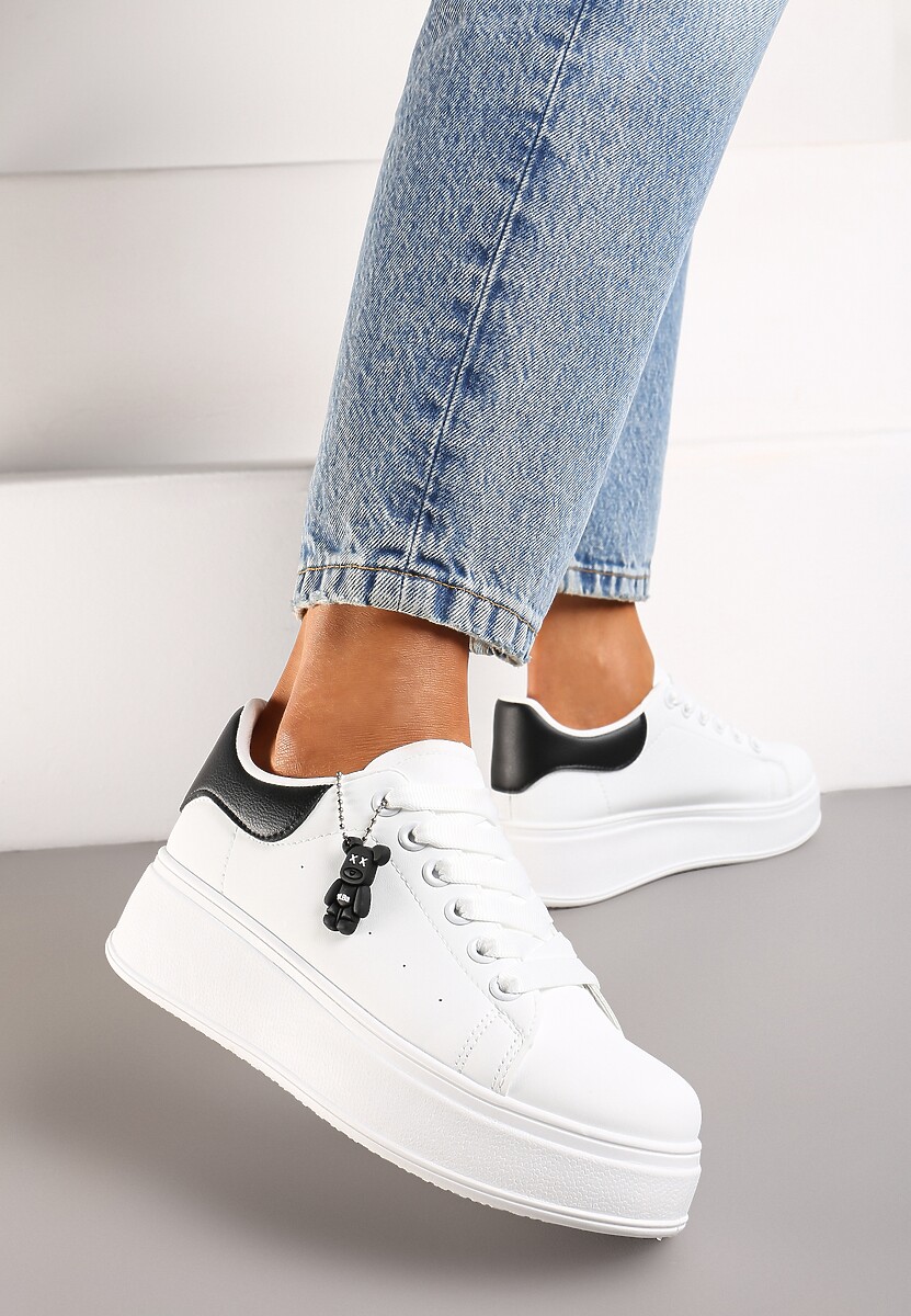Sneakerși Alb-Negri pe Platformă Joasă Decorați cu Pandantiv cu Figurină Darenda 3