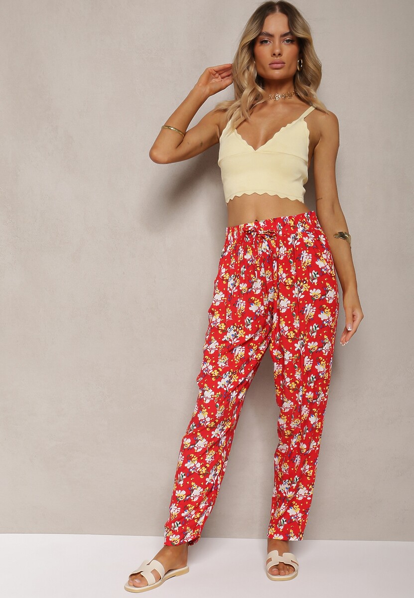 Pantaloni roșii din viscoză cu elastic în talie cu model floral Tellnama 1