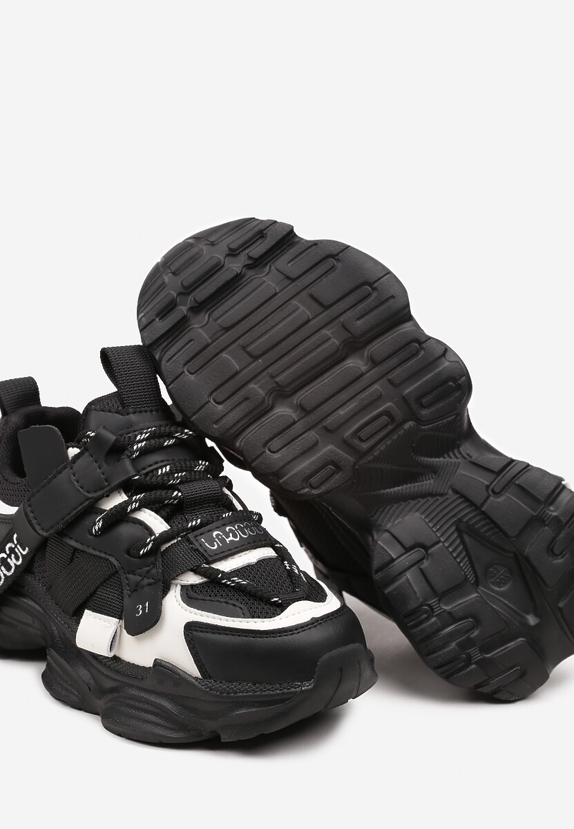 Czarne Buty Sportowe Sneakersy  na Płaskiej Tłoczonej Podeszwie z Ozdobnymi Taśmami Pezitha 3