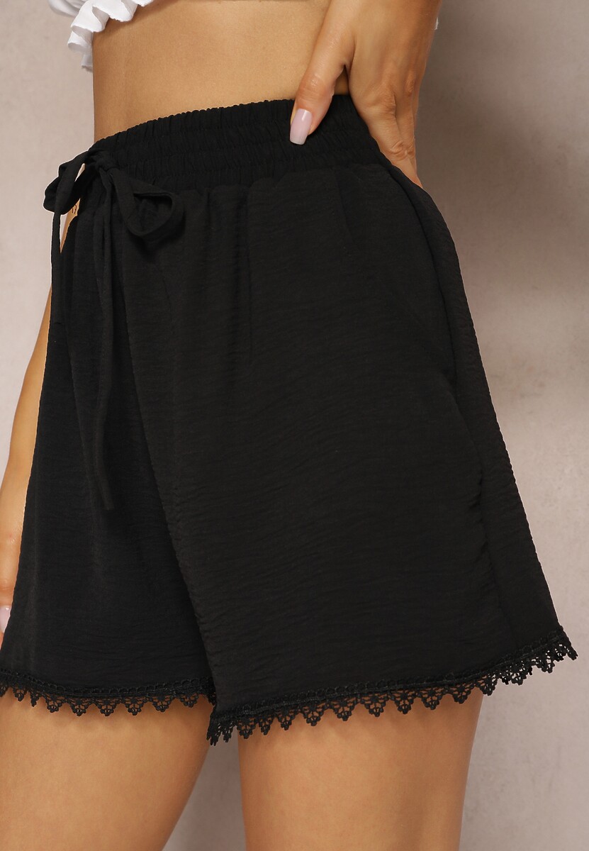 Czarne Szorty High Waist z Wiskozą i Bawełną Ozdobione Koronką i Gumką w Pasie Tadea 1