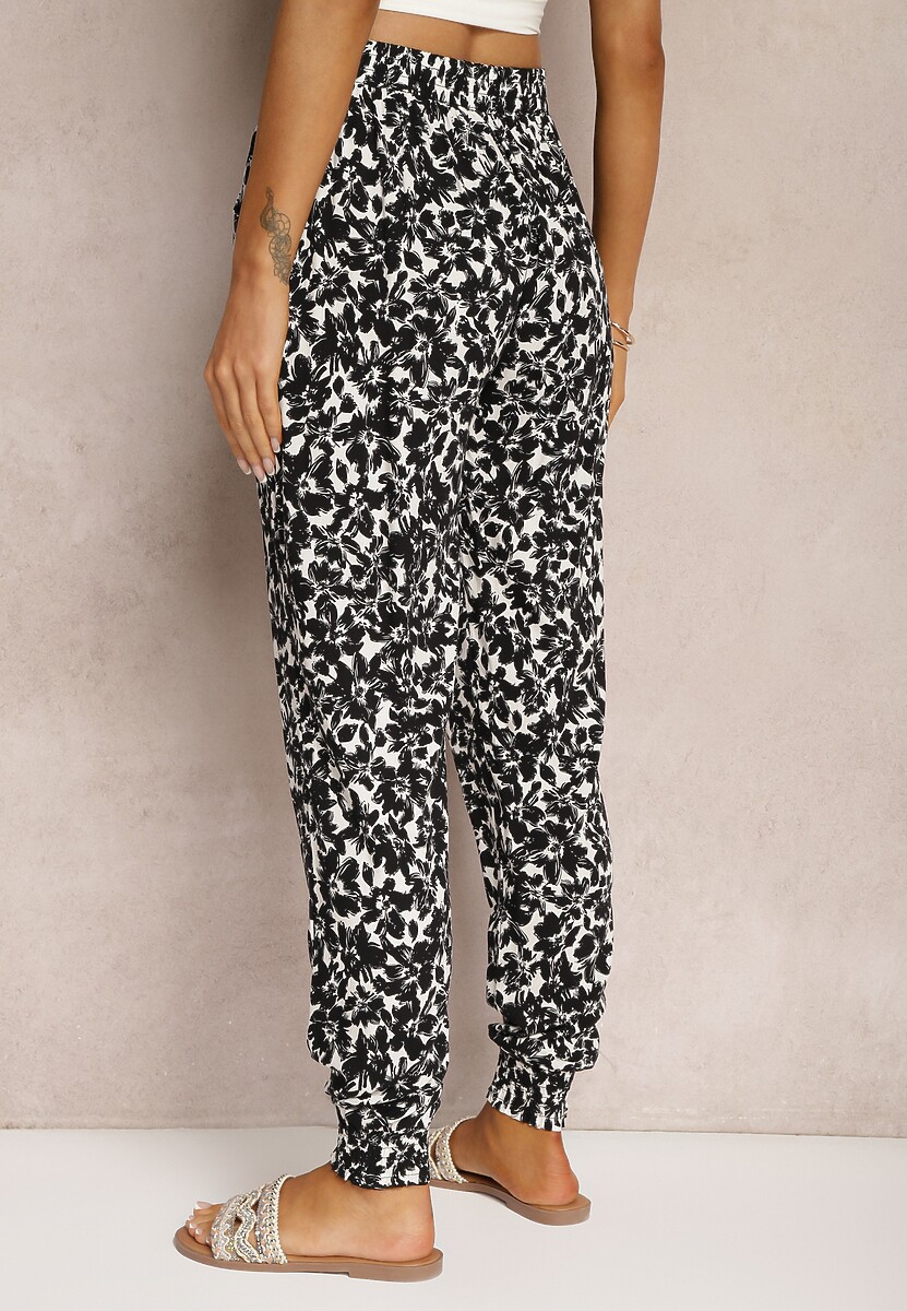 Pantaloni sport negri și albi din viscoză cu talie înaltă și elastic în talie cu imprimeu floral Risalenas 3