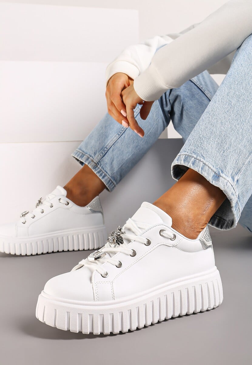 Biało-Srebrne Sneakersy na Platformie Ozdobione Metaliczną Wstawką i Aplikacjami z Cyrkonii Qulina 1