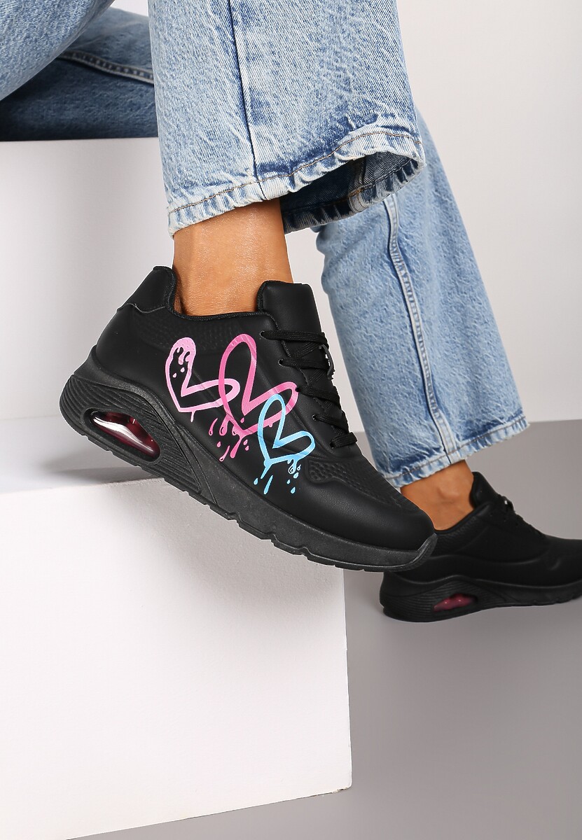 Czarne Sneakersy na Płaskiej Podeszwie z Motywem Serc Navalina 1