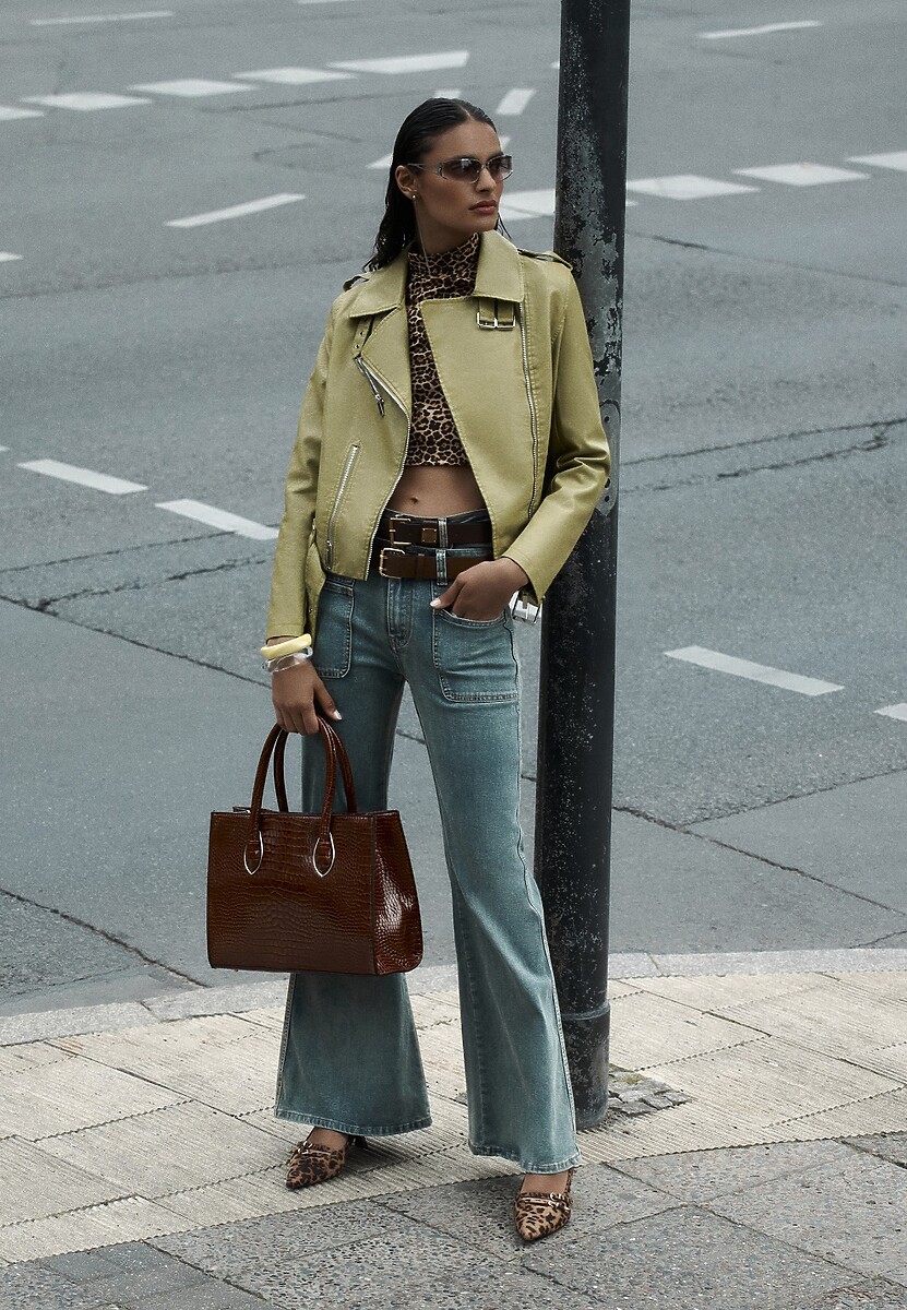 Jasnoniebieskie Jeansy z Bawełny Dzwony High Waist  z Paskiem i Ozdobnymi Kieszeniami Mevalia 1