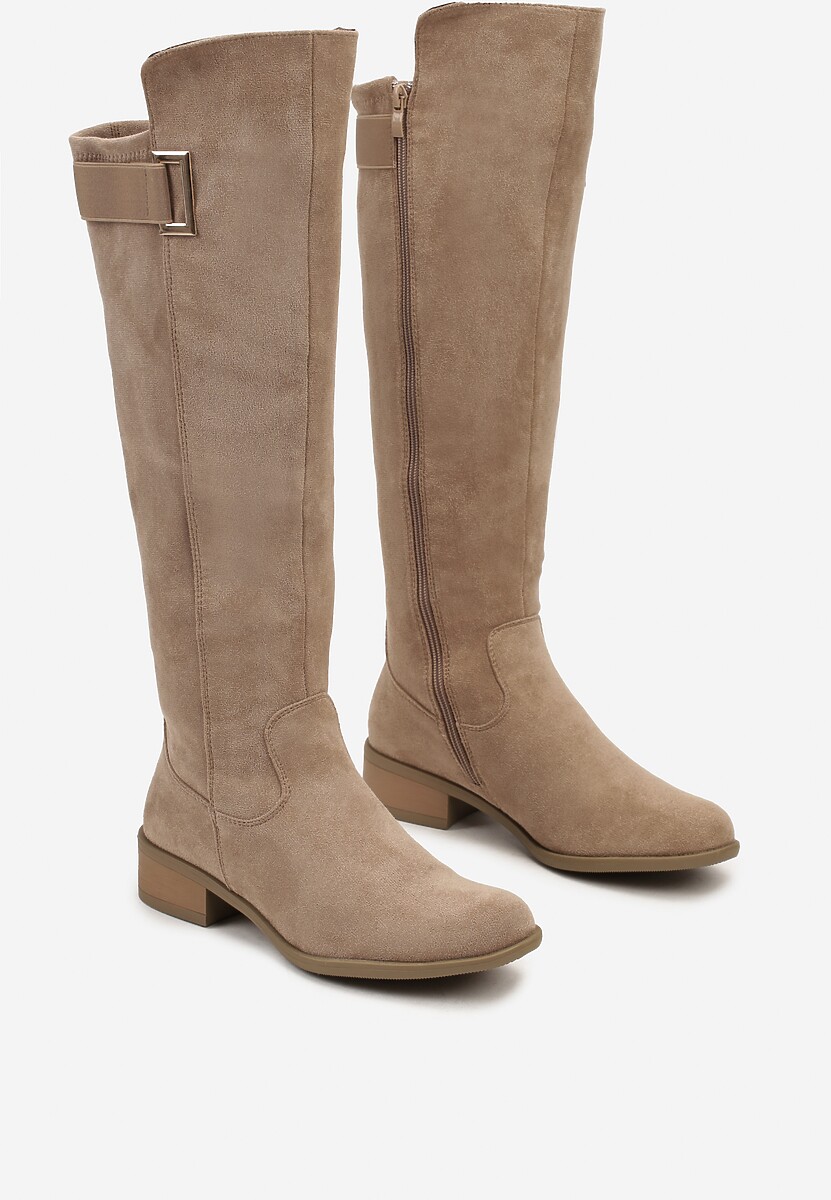 Beżowe Kozaki z Minimalistyczną Klamrą i Wydłużoną z Przodu